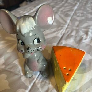 Vintage! Enesco mouse & cheese wedge salt and pepper shakers